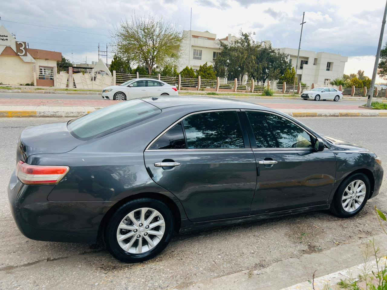 كاميري موديل 2010 وارد كندي رقم اربيل دولي سنه ويه جديد لحد 28 شرت تحويل 
أو وكاله بدون غرامه دفتر بنزين موجود 
محرك و كير تبريد صدر تايرات كله بشرت 
بدون ضرر بدون دواخل فقد جاملخ و باب تبديل بدون دواخل ول باب بس سبخ 
ولباقي مكفوله صعر 102 بي مجال عشرايي 
***********
*********** كركوك, العراق
