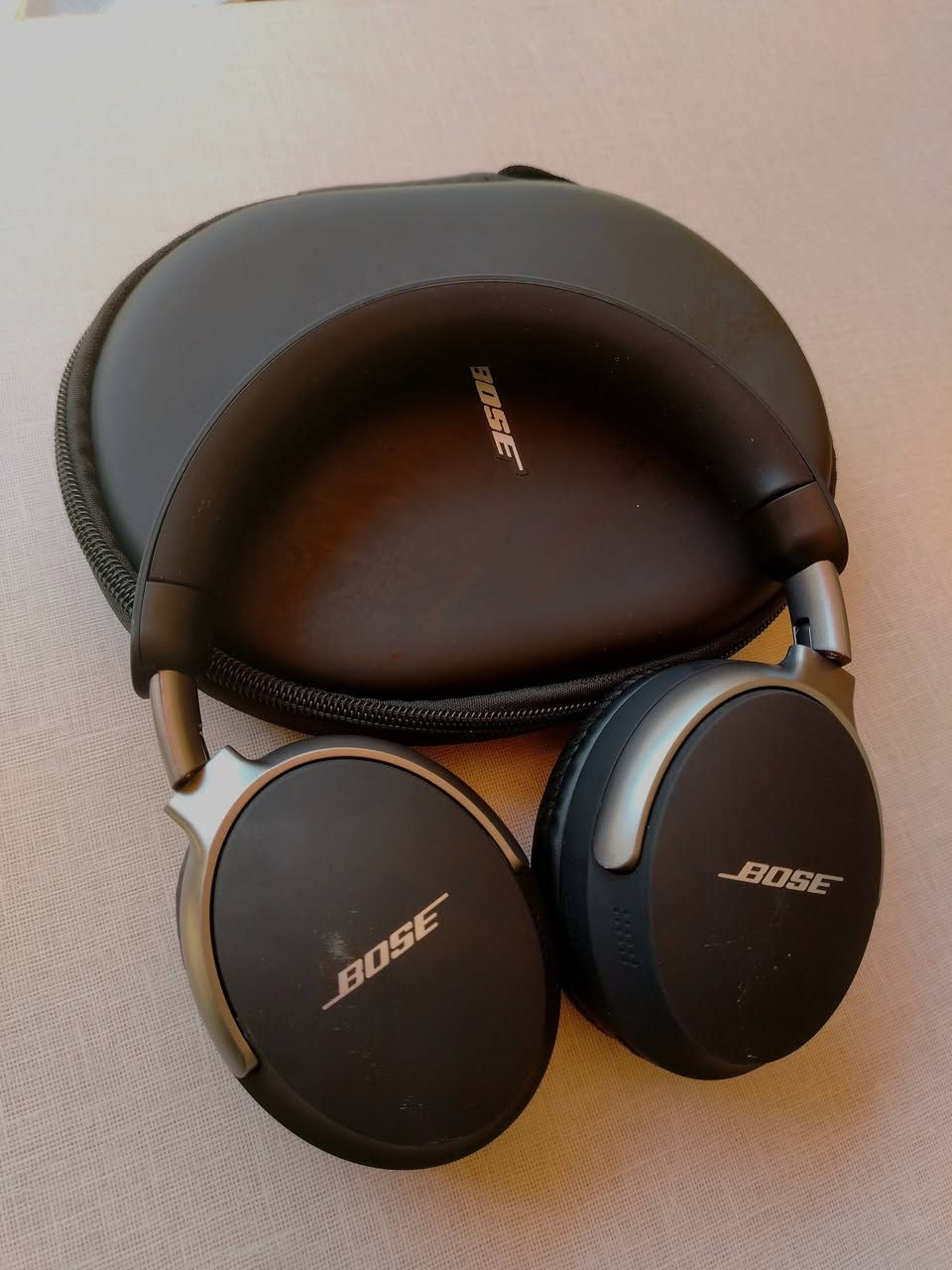 🎧 سماعة Bose الأصلية
صوت نقي وعزل ضوضاء احترافي (Noise Cancelling) 
بطارية ممتازة  لساعات طويلة.
نظيفة وتشتغل 100%
سعرها بالموقع يوصل ل 400 وأكثر
كصيت سياره من امريكا وطلعتلي وياها
واريد ابيعها شكد تقيمونها اخذوها
***********

