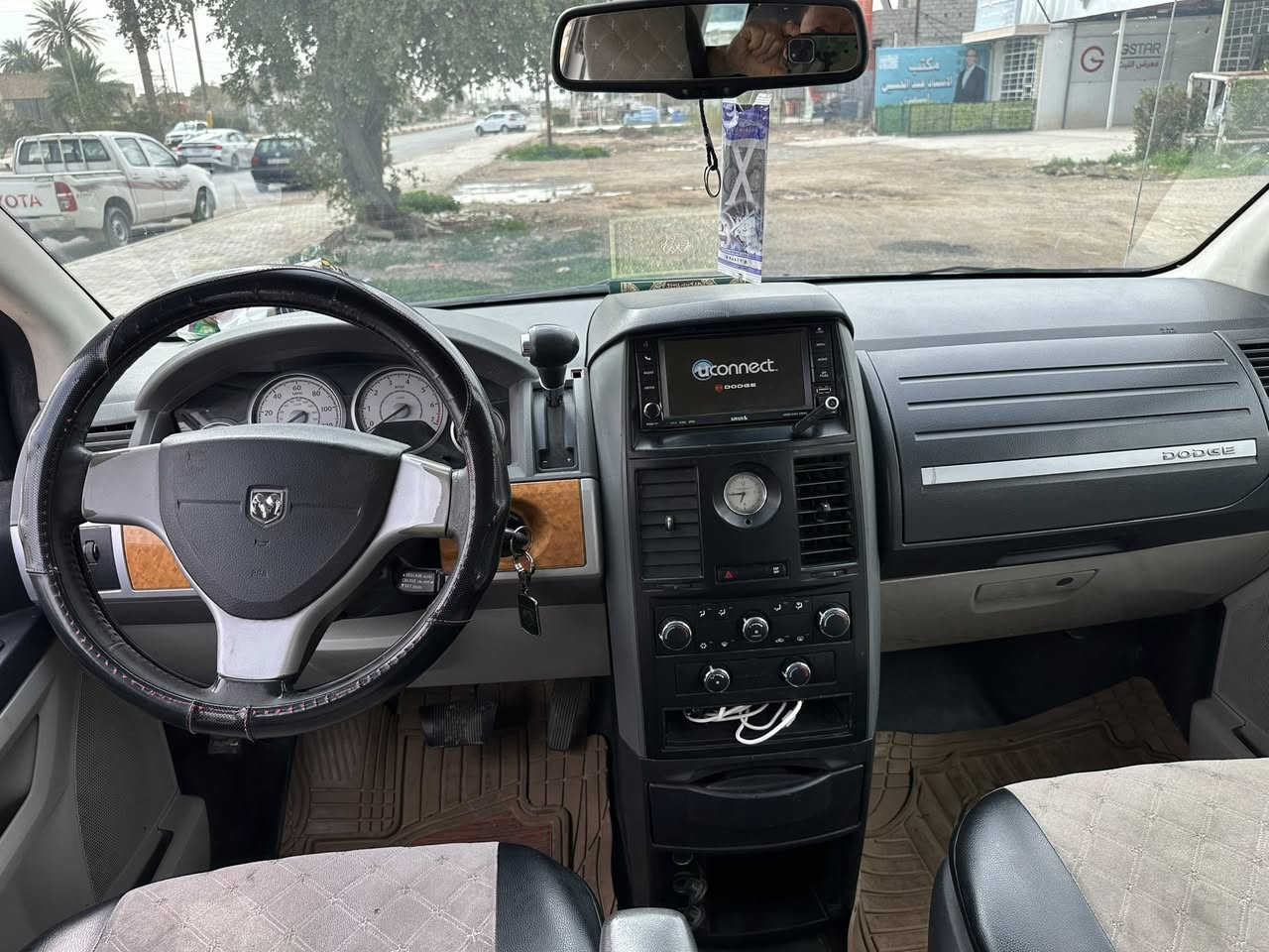 سلام عليكم دوج كرفان موديل 8 فول فول موصفات 
بيبان كهرباء صندوك كهرباء تشغيل عن بعد سياره كلين بدون حادث مصبوغه عام اثر جراد سعر 100 بيها مجال 

مكان سياره بغداد او ديالى ***********
