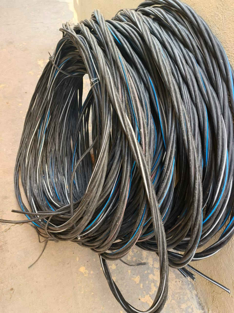 يوجد ضفيره 150متر تركيه اربع خطوك ام 25ملم مستخدمه قليل المتر بلفين رقم الهاتف ***********
