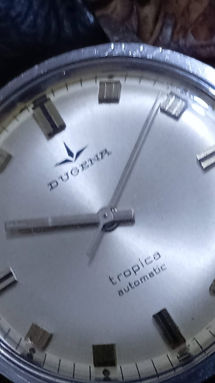 السلام عليكم 
بعد أذن القائمين على الاداره 
ساعه ماركه دوجينا 
سويسري اوتماتك
قطر الساعه ٣٥ ونص
نضافه ممتازه مينه لوك
سير جلد طبيعي مستبدل
وقت مظبوط
السعر ١٥٠ الف 
يوجد توصيل جميع محافظات العراق 
تواصل وات ساب
***********
