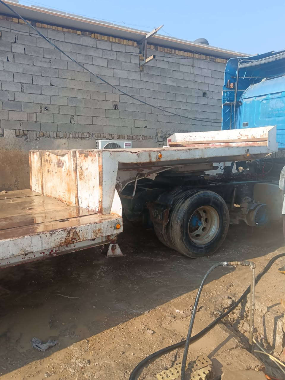 سلام عليكم لودر تركية 3دناكير مجموع سبرنك تاير 17 طول 7وعرض 3 ***********
