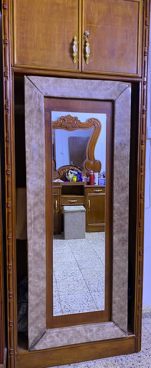 السلام عليكم غرفه نوم للبيع 8قطع السعر 750 وبيها مجال غرفه نضيفه ومستعمله قليل للتواصل واتساب ***********

