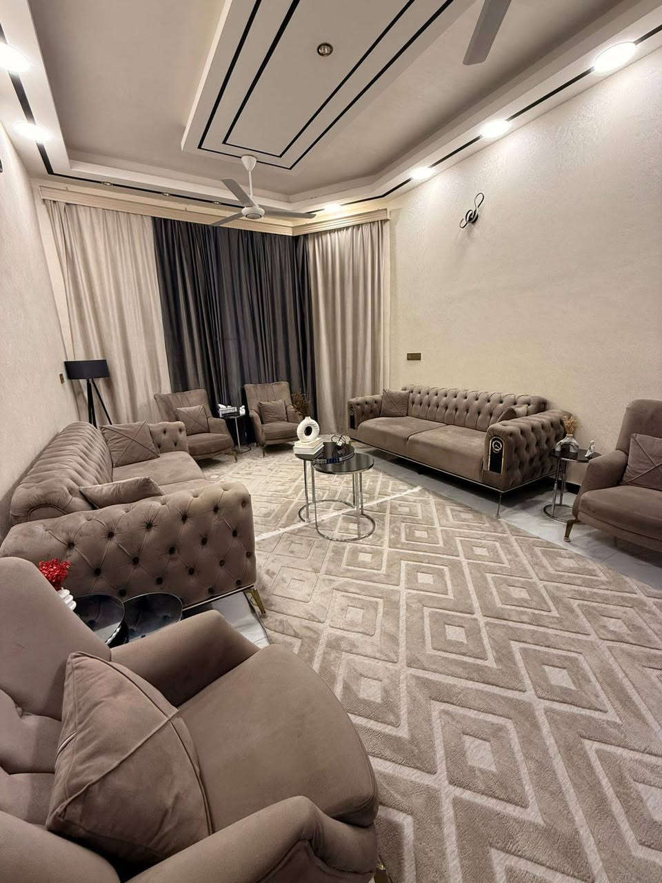 بيت للبيع – الحر / حي سومر قرب مدرسة سومر
🏠 بيت طابقين
📐 المساحة: 160 م²   .  8x20
📜 طابو صرف
🧱 أساس رفت كامل
🕒 عمر البناء: 5 سنوات
📍 يبعد تقريبا 60 متر عن الشارع العام 
🔹 يحتوي على
• الطابق الارضي ( كراج ، استقبال ، صالة مفتوحة على المطبخ ، مطبخ بارد + حار ، غرفة نوم ، صحيات ) 
• الطابق الاول ( صالة ، غرفتين نوم ، حمام واسع ، غرفة غسيل )
 السطح كامل شتايكر
 خدمات كاملة
للاستفسار اكثر واتساب صاحب العقار ( *********** )
