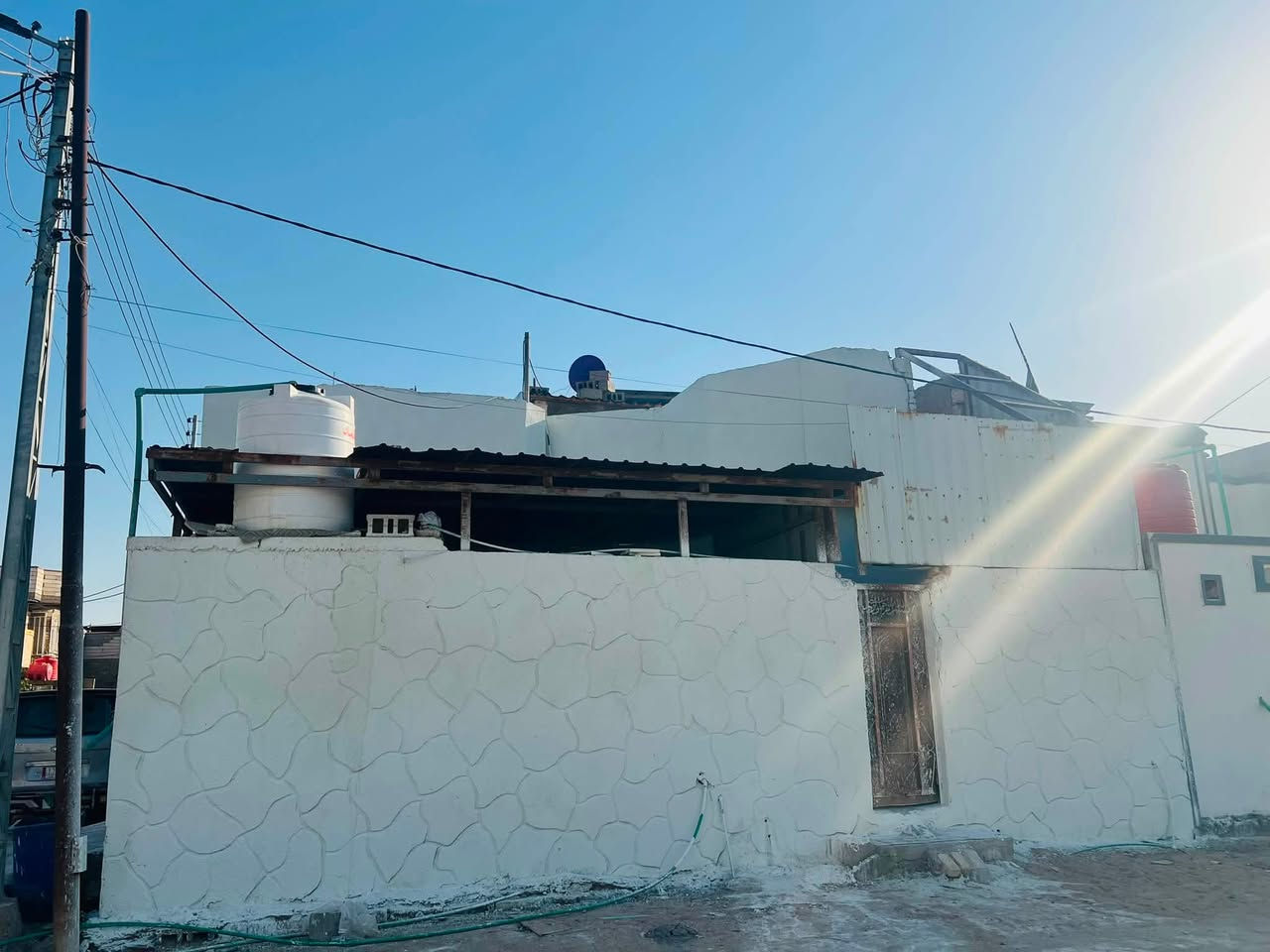 دار سكن للبيع
يحتوي على 2 غرف منام و2 فوك +مطبخ فوك وصحيات  + هول+ مجمع صحيات داخليه + ديوان خارجي + صحيات خارجيه + كراج سياره + ترك ومنور +مطبخ

مساحه البيت ٢٠٠ متر ركن  

نوع العقار طابو زاعي سند ٢٥ بسم عراقي وكاله ومكتبه ونسخه من طابو

علماً المنزل بالكامل سيراميك 

نوع السقف كونكريت 

المنطقه تحتوي على جميع الخدمات ماء وكهرباء ومستوصف صحي ومدارس ابتدائيه 

الجيران ذهب صافي 

العنوان البصره شط لعرب الجزيره ليوبه قرب المستوصف

السعر المطلوب ١٢٥وبي مجال ان شاء الله 

للاستفسار التواصل خاص او على الرقم التالي /

‏***********
مكتب عقارت المهندس
