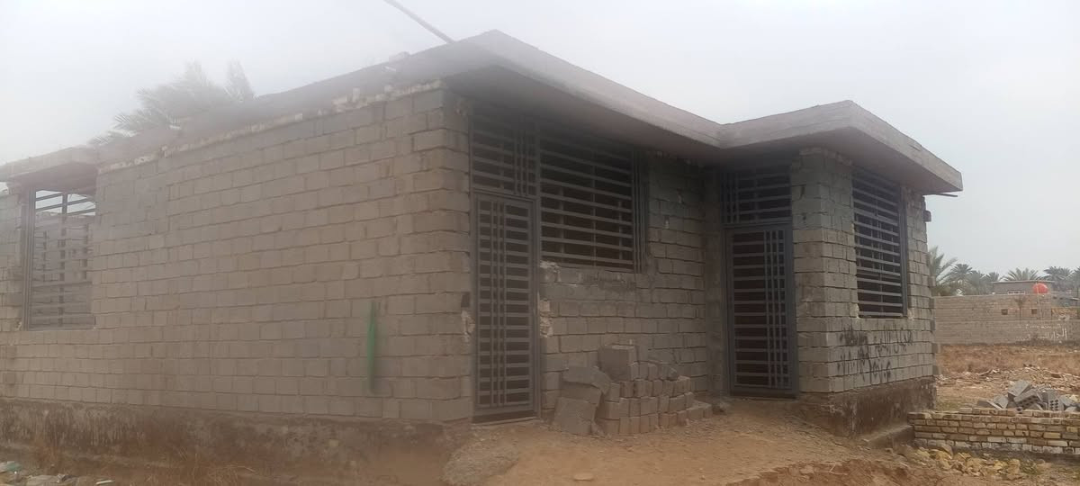 بيت للبيع عنانه شارع المنفذ بعد سيطره عنانه بمسافة زراعي ومشمول بتطويب ومنطقه كامله  ومي ساحبله ومولده بصفك وصارلي شهرين من صبيت السكف وخليت شبابيج وبيبان وباب بيت جايبله ومخزن حافر وره البيت عندك مساحه عرض 5وطول 12 يرهم نقد ويرهم قسط ومنختلف بسعر انشالله مساحة 250متر


**إذا كنت صاحب هذا الإعلان وتريد حذفه لأي سبب، رجاءا أرسل رسالة إلى الدعم الفني**