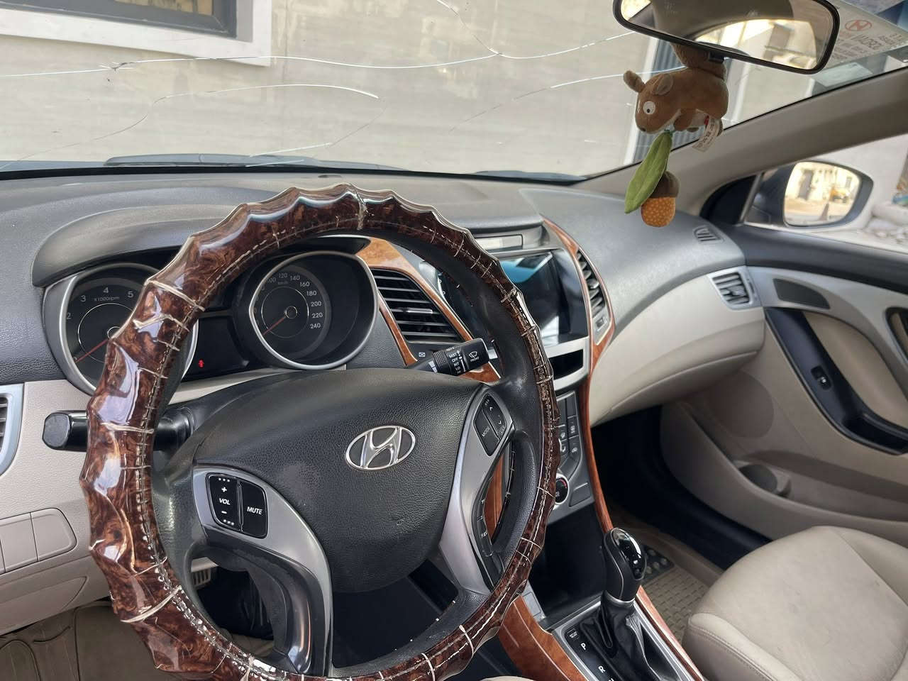 النترا موديل 2016 خليجي لون ذهبي مميز
رقم بغداد دولي الجديد
محرك 1600 دوش /مكفول
كير ATM/مكفول 
شاشة كبيرة 
كامرة خلفية 
تبريد امامي خلفي 
دشبول بيجي واسودّ ومطعم صاجي
اطارات جديده بطارية جديده 
دسكات جديده 
السيارة بيها بارد عدد 2 
دوسات بيهن جزء صبغ 
وبعض ملاحظات بسيطه
السعر 120 وبيها مجال 
اتصال ***********
