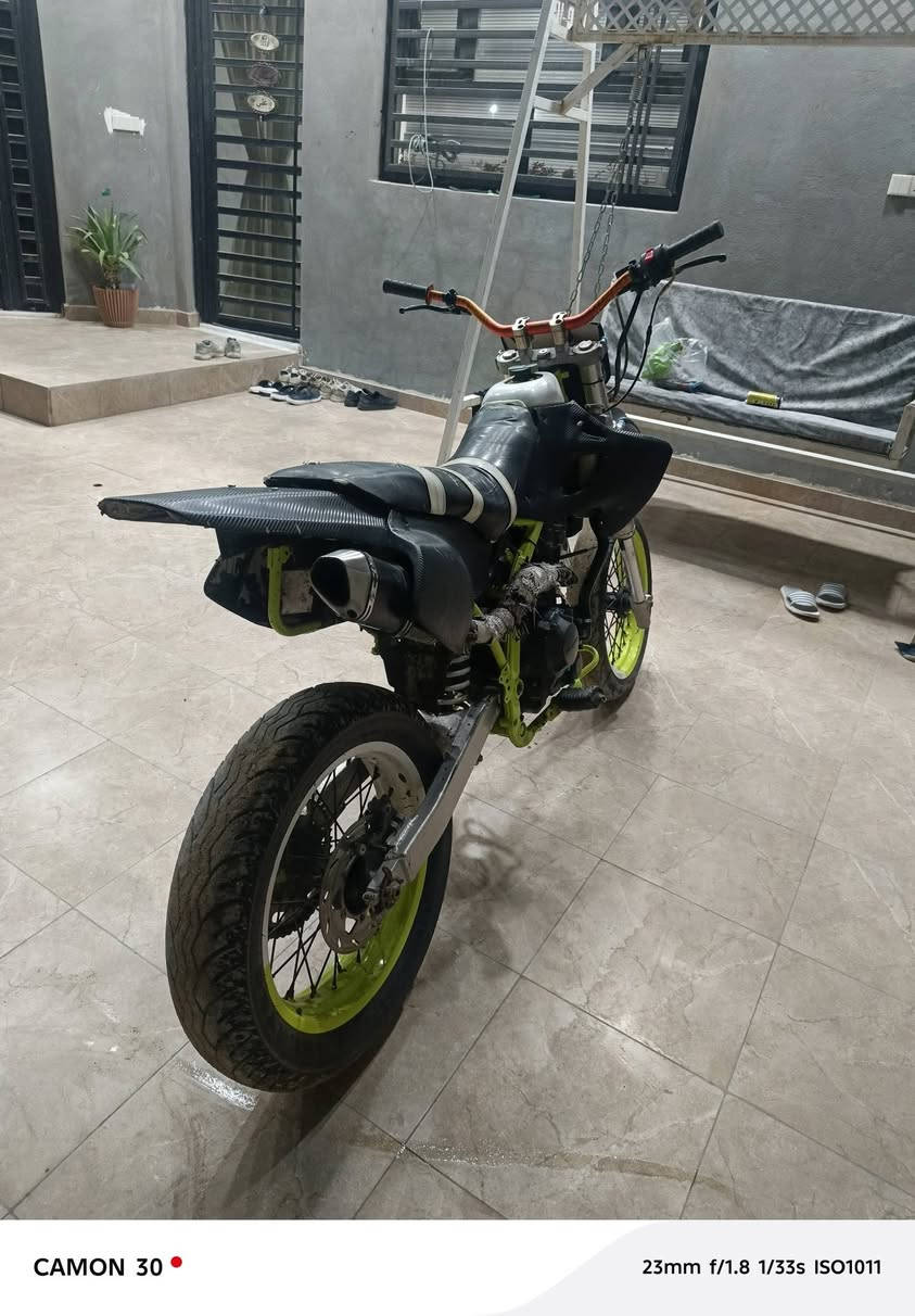 سلام عليكم قفاز CRF 250 ياباني للبيع نقصها بريك خلفي فقط سعره اخو البلاش ***********
