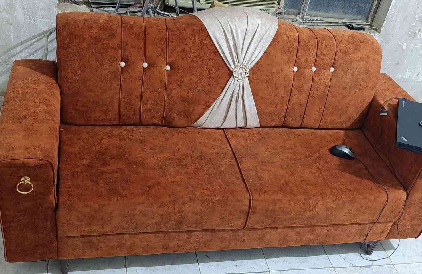 اغراض بيت استعمال اشهر قليلة ( نظافة عالية ) 
تخم 5 مقاعد ( 155 الف ) 

ثلاجة جبسون الاصلي (  220 الف )

ميز تلفاز ( 90 الف ) 

للتواصل *********** واتسآب فقط
