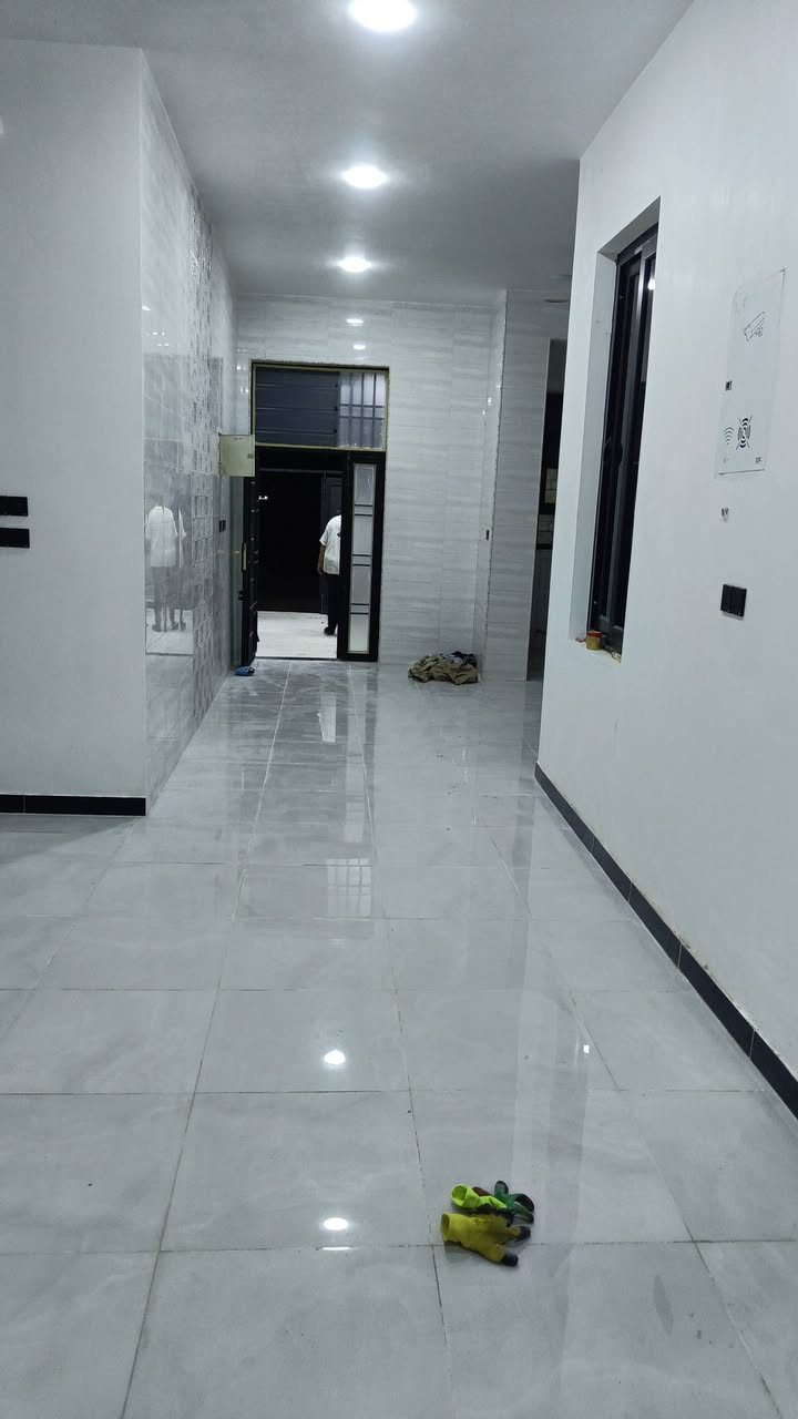 السلام عليكم ورحمه الله وبركاته
بيت للايجار مجاور مركز الكرادي 

تفاصيل البيت.6غرف نوم 
.استقبال وصالات 2
.مطبخ حار وبارد
مجاميع صحيه عدد 3
حديقه 
.كاونتر تركي درجه اولى 
.سبالات عدد 3
مراوح 16مروحه 
گيزرات عدد 2
ماطر ماء 
مغاسل عدد ثلاثه البيت جاهز من كل الخدمات 
ملاحظه.
الي يقرأ التفاصيل ومايكدر ع ايجاره الله يكون بعونه واكو بيوت ع گد حاله 
***********
