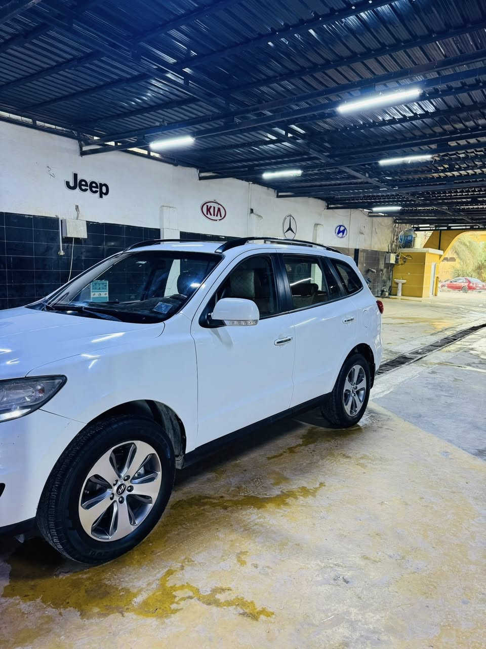 � للبيع هيونداي سنتافي 2012 فول مواصفات – Limited

📌 الموديل: 2012
📌 الفئة: Limited (فل كامل)
📌 المحرك: 6 سلندر 3.5L قوي جداً
📌 القير: أوتوماتيك 6 سرعات
📌 الدفع: (أمامي / رباعي )
📌رقم بغداد 
📌لون ابيض

✨ المواصفات:
• مقاعد جلد فاخرة
• مقعد السائق كهرباء
• فتحة سقف
• شاشة + بلوتوث + AUX/USB
• تبريد 3 قطع
• تحكم بالدركسون + كروز كنترول
• حساسات خلفية + (كاميرا إذا موجودة)
• نظام ABS + وسائد هوائية
• السيارة مريحة جداً وسفرها ممتاز
      •     الدشبول صاج 
وبعد مواصفات خير من الله

🛠️ الحالة:
السيارة نظيفة جداً / استخدام شخصي
المحرك والجير بحالة ممتازة
جاهزة للفحص 👍

💰 السعر: (168)
📍 الموقع: (الدجيل / بغداد)

📞 للاتصال أو واتساب: (‭0781 910 9946‬)
