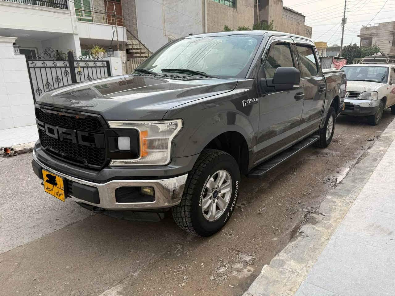 Ford F150.  Xlt 

گير لة سوكان دةبل ىةكسل ١٥٠ هةزار كيلومةتر روشتوة 
جاملغي سةكن و روبعةك بونيت. لةكةل نيو بودي سبوغة. بي زوري شانسي و بةتانة بةشةرت  شوين سبوغم نيشان كردوة گير و مةكينة بةشةرت مةكينة ٨ پستون دةرگا گةورة بؤدي كورت. سعر ٢٢٥ وةرةقة. *********** أربيل, العراق

