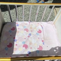 سرير طفل للبيع صاج درجة اولى  يحتوي على مجر و كومدي بابتين اضافة الى ص...