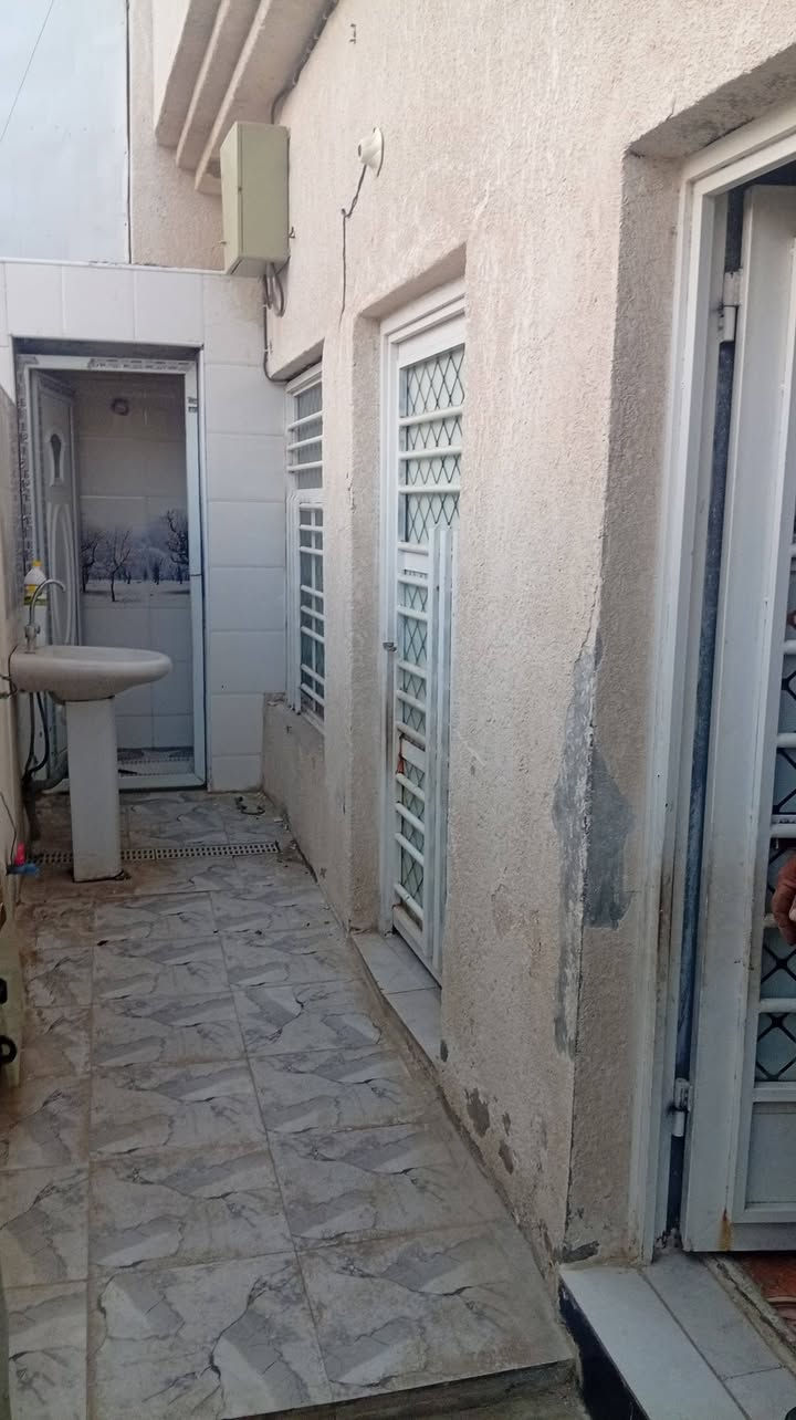 سلام عليكم مشتمل طابق واحد  مساحه 100متر مربع يباع مبادره ويباع نقد
مبادره سعره: 80قفل 
اذا نقد سعره: 75وقابل للتفاوض 
مكانه بضهر شارع الشيرازي شارع مبلط وكامله خدمات 
عرض الشارع :: 12 شارع خدمي 
للاستفسار الاتصال على *********** سجاد محمد
