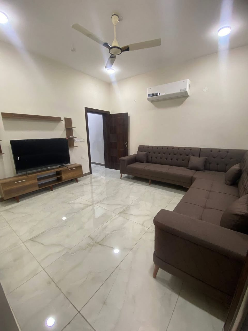 للايجار في السيديه طابق ارضي 
منشور رقم (556)

🌐 مساحه 120متر  

💠 3 غرف نوم

💠صاله

💠مطبخ 

💠وخدمات

بدل الايجار مليون وربع 

📍موقع : السيديه - مربع التصنيع   

⚜️للاستفسار ولتواصل الاتصال ع ارقام

*********** 
***********
‎ او زيارة موقع المكتب الكائن السيدية شارع الظباط قرب مجمع السفير
