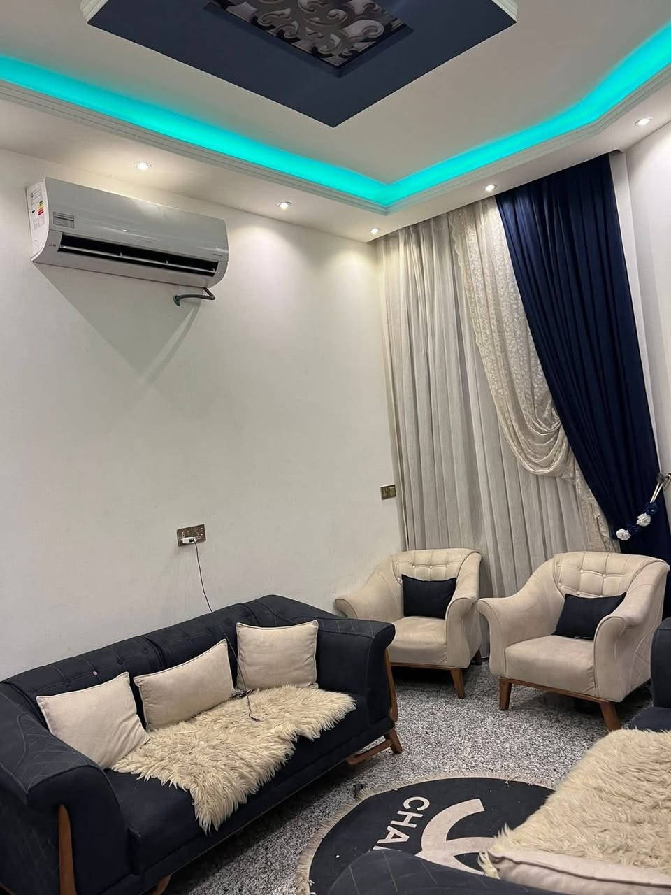 السلام عليكم
دار للبيع مساحته 100 متر واجه 10 ونزال 10 

مدخلين للبيت 

ستقبال + هول 

طابقين 

غرفتين نوم نظام سويت 

سطحين 

الارضيه كرانيت 

الدرج مرمر 

حمامات تعليق 

مطبخ حار وبارد 

العنوان : حي البساتين شارع احمد الوائلي 

عرض الشارع 8 امتار 

***********
