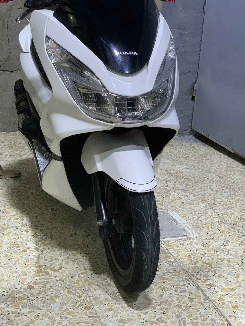 سلام عليكم جيل ثاني ياباني JF
دراجة جديده حيل صالها 3 اشهر نازله من رمبه لون ابيض شذري مكينه مكفوله برغي ما مفتوح بيها شلعه معدل تخبل كفرات بلادي ولا قطعه تجاري ماشيه 37 الف حتى تاير بعدهن بخطهن حساس ستان حساس زدحام جهاز نذار سرقة مري اصلي و تجوه بلاديه العده صباين مالتها ما بيها نقص جاهزه  بانزين محسن دهن مؤتل دراجة مال جناي أورقها كامله السعر 16 بيها مجال بسيط شراي يتصل *********** 
ملاحظه فقط بيها فطرين موضحات بل صور صغار ما مبينات للمصداقيه ذكرتهن
