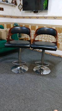 عندي كراسي بار عصرية بتصميم أنيق ومريح، قاعدة الكراسي معدنية مما يوفر ...