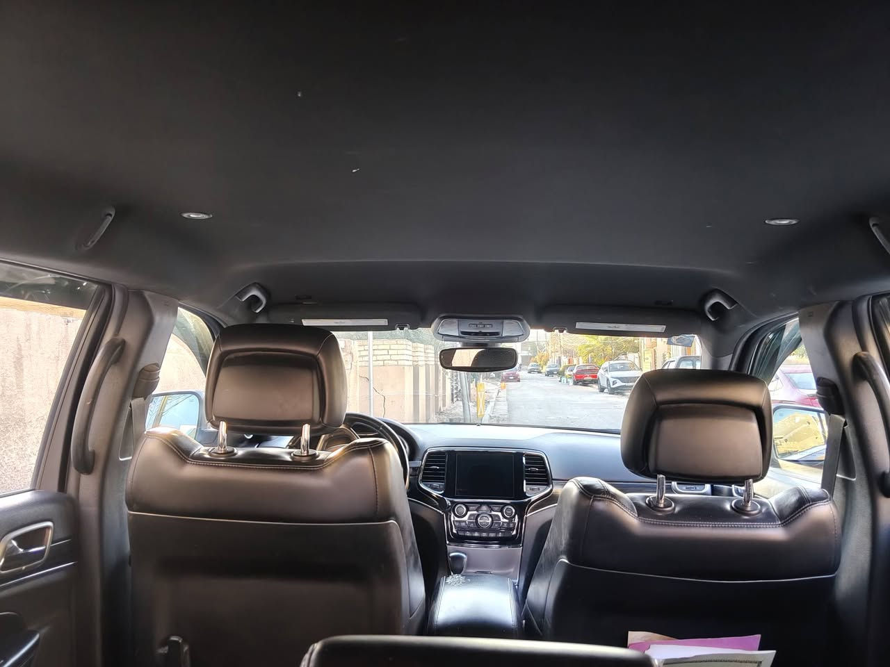 للبيع جيب لاريدو موديل 2019 - لون ماروني ملكي 
التفاصيل والمواصفات:
​النوع والموديل: جيب شيروكي (لاريدو Laredo) 2019 رقم بغداد  جديد باسمي هزة جديدة.
​اللون: ماروني مميز جداً.
​الوارد: أمريكي (مواصفات فول) عدا الفتحة.
​الحادث: بسيط جداً ومقتصر على (الدعامية فقط) كما موضح بالصور،  البدن سليم تماماً وصبغ شركة.
​المواصفات التقنية والمميزات:
​نظام التوقف التلقائي (Auto Start/Stop): المحرك ينطفئ تلقائياً عند التوقف في الازدحامات لتوفير الوقود ويعمل فور رفع القدم عن الفرامل.
​حساسات الإطارات (TPMS): نظام مراقبة ضغط الهواء في الإطارات الأربعة مع تنبيه ذكي.
​المحرك: 6 سلندر 3.6L Pentastar القوي.
​الشاشة: نظام Uconnect كبير يدعم Apple CarPlay و Android Auto.
​الأمان: كاميرا خلفية دوارة، حساسات خلفية، ونظام مراقبة النقاط العمياء.
​الراحة: تشغيل بصمة، دخول ذكي، كراسي كهرباء، وتحكم ستيرن كامل.
​التبريد: نظام مناخ ثنائي المناطق (Dual-zone) تبريد ثلج.
​الحالة العامة ومواصفات اخرئ
​السيارة بحالة الوكالة من ناحية المحرك، الكير، والصدر.
​تخم تاير جديد، وجاهزة من كل النواحي للاستخدام المباشر.
​السيارة حرة وجاهزة للتحويل فوراً.
​السعر: [25الف $] .
للتواصل والاستفسار: [***********] أو مراسلتي على الخاص.
