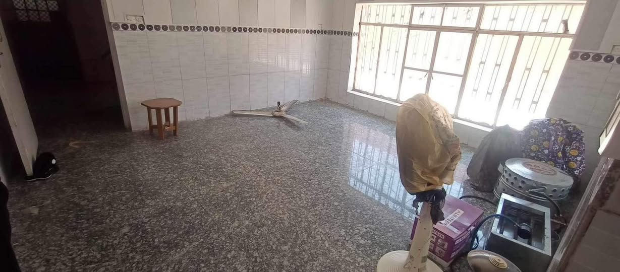 بيت لبيع (طابو صرف) المكان (حي الضباط)  لبيت موقعه ركن علئ شارعين شارع مقابيل شلال سنتر وشارع يطلعك علئ محطه مال بانزين لحكوميه بصف اعداديه السجاد للبنين  مساحة البيت 193متر. يحتوي البيت علئ
مطبخ 4/4
استقبال4/4
صاله4/4
غرفه4/4
وطرمه جبيره
ومشتمل فوك معزول
بي غرفه
وهول 
ومطبخ
وصحيات
وبي سطح عالي وسطح ناصي
سعر لبيت 130وبي مجال
لاستفسار//***********
