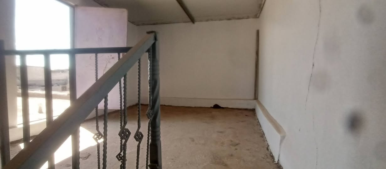 السلام عليكم بيت 100 متر وره مال سكر في الانصار سيراميك لفوق سقف ثانوي اصلي بورسلين ارضيه كلها يحتوي على صاله وغرفتين وحمام سعر٣٣ وبي مجال  ‏‪***********‬‏
