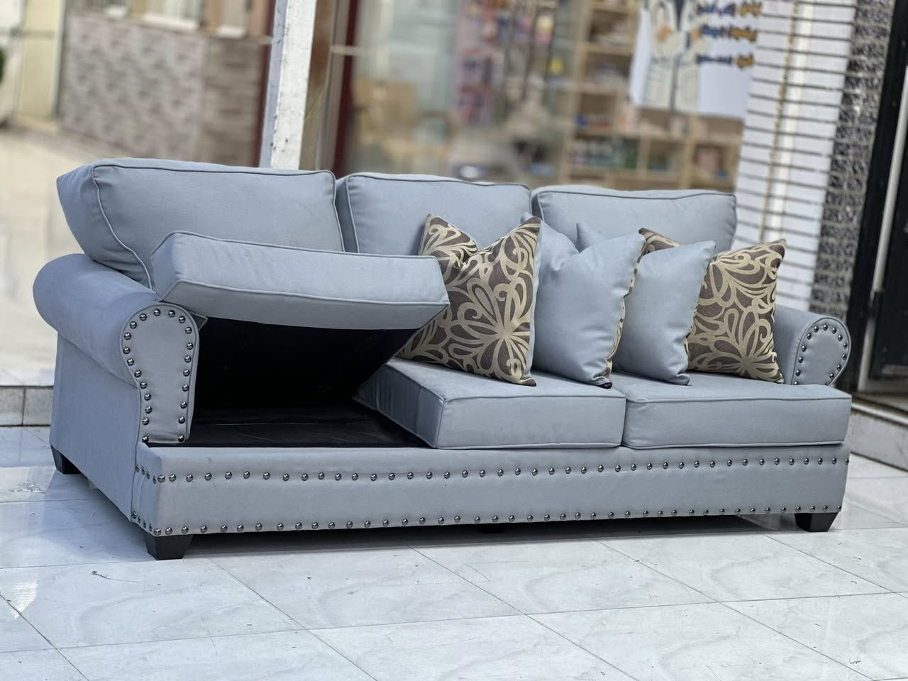 تخم امريكي  وارد فيتنامي  MADE lN VlETNAM   نضافه 100/100مستخدم اخو الجديد هيكل بل كمال خشب زان بمقعد وضهر طبي سوفت أمريكي فول بوليستر مقعد متحرك سحاب سهل التنضيف بمقاش الكتان لون رصاصي طوخ  عنوانه اربيل زانكو 99 قرب مطعم كص سنگر يوجد توصيل ل بغداد ولباقي المحافظات ***********  /واتساب فقط (علي)
