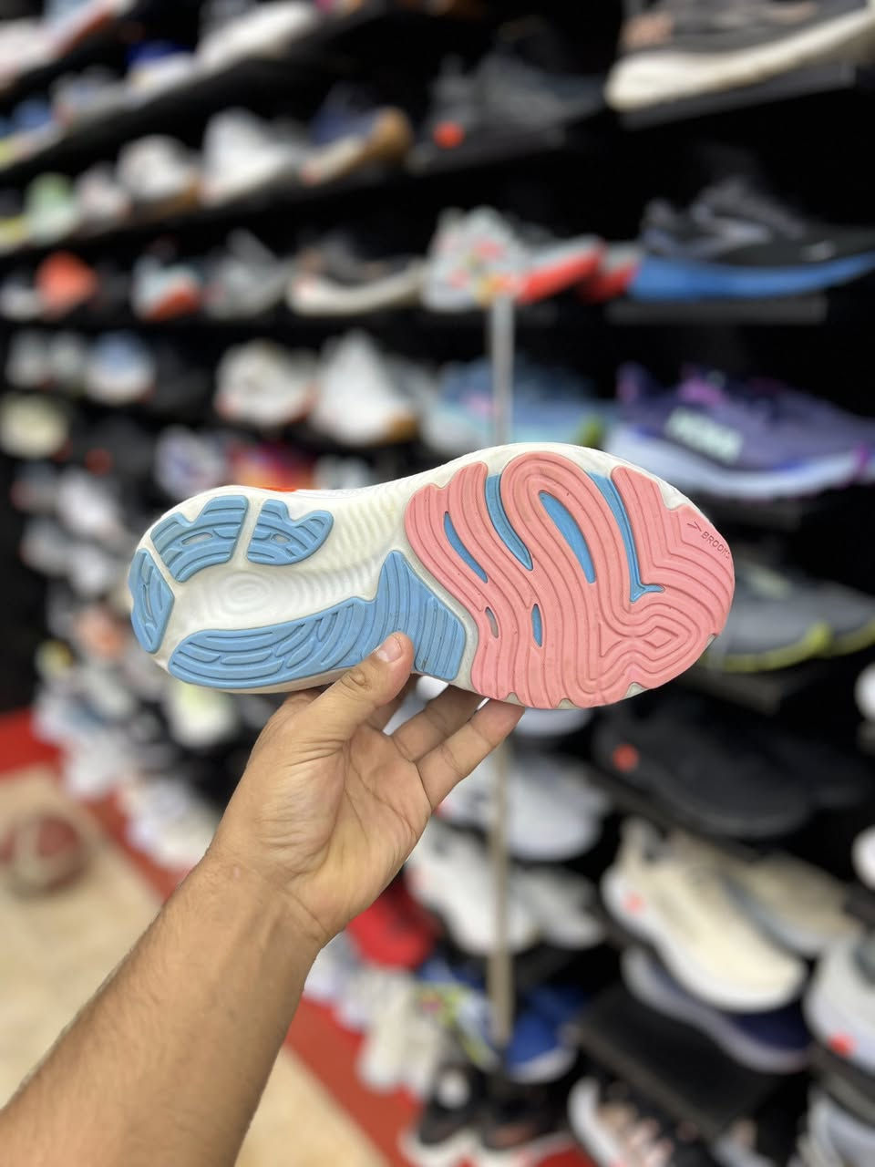 Brooks Glycerin GTS 22

المميزات الأساسية للحذاء:
نظام الدعم GuideRails: تقنية متطورة تحمي مفاصل القدم والركبة من الحركة الزائدة وتمنع الالتواء أثناء الجري.
نعل أوسط DNA Tuned: نعل محقون بالنيتروجين يمنحك هبوطاً ناعماً ومريحاً عند الكعب، مع دفع مرن واستجابة سريعة عند مقدمة القدم.
جزء علوي Double Jacquard: قماش شبكي مزدوج يوفر تهوية ممتازة وملاءمة مرنة لشكل القدم

قياس 40.5 القدم 26

قياس 42 القدم 27

السعر 95 الف

العنوآن نجف ملحق الروان
*********** واتساب
