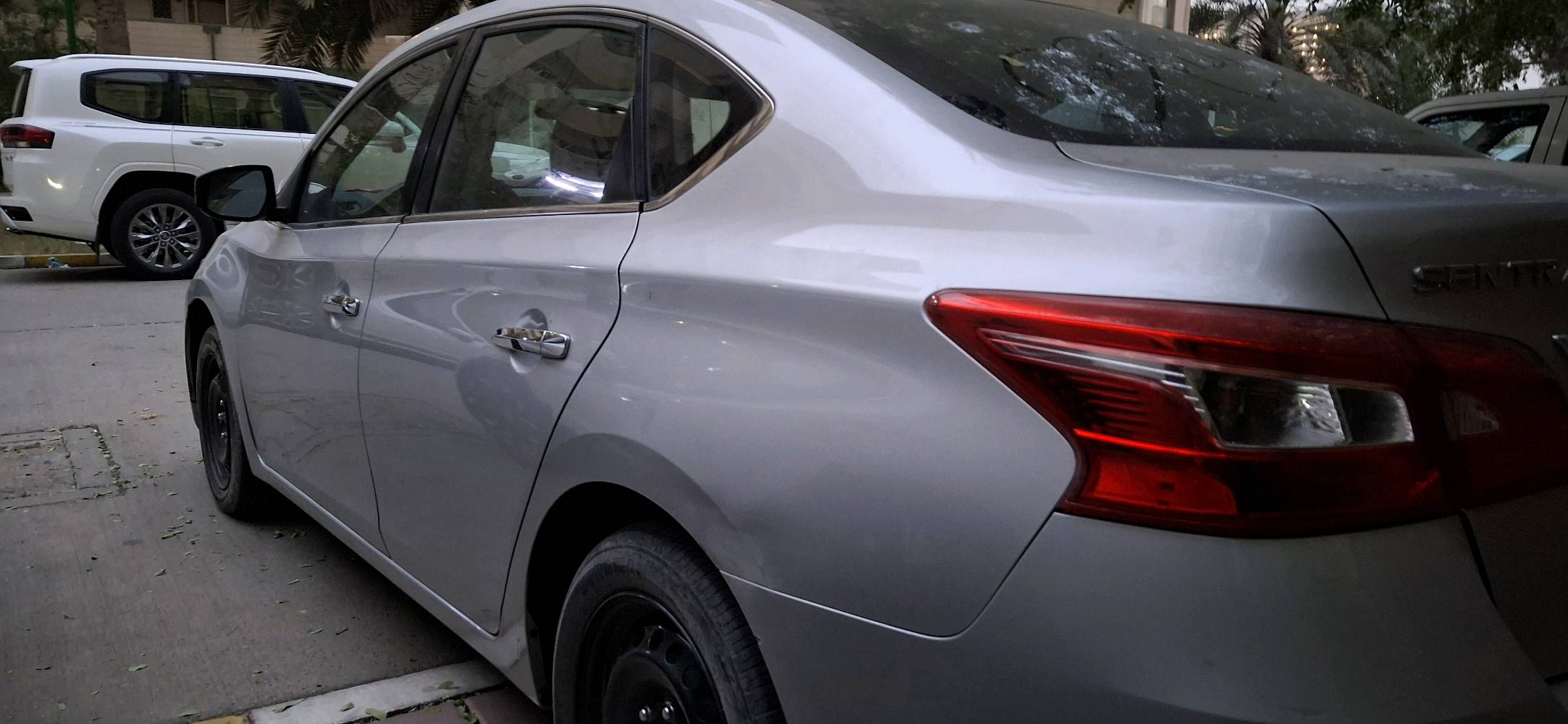 سيارة نيسان سنترا موديل حديث بلون فضي، حالتها جيدة وتتميز بتصميم أنيق وعملي. مناسبة للاستخدام اليومي وتوفر راحة أثناء القيادة. السيارة مسجلة في بغداد وتحتوي على اللوحات الرسمية والوثائق.