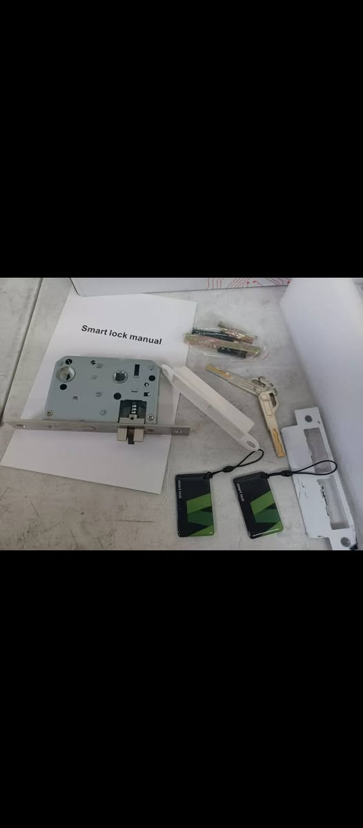 قفل باب ذكي
 طرق وصول متعددة: يمكن فتحه باستخدام لوحة مفاتيح إلكترونية، أو مستشعر بيومتري (مثل بصمة الإصبع)، أو بطاقة وصول، أو عبر تطبيق جوال باستخدام البلوتوث أو الواي فاي. 
أمان معزز: تستخدم هذه الأقفال تقنية متقدمة وتشفيرًا رقميًا لتوفير أمان أفضل مقارنة بالأقفال التقليدية. 
التحكم عن بعد والمراقبة: يمكن للمستخدمين قفل الباب وفتحه عن بعد ومراقبة من يدخل ويخرج من خلال تنبيهات تُرسل إلى الهاتف. 
التكامل مع المنزل الذكي: يمكن اعتبار الأقفال الذكية جزءًا من نظام المنزل الذكي، مما يتيح التشغيل الآلي مثل القفل التلقائي بعد فترة زمنية محددة. 
للاستفسار *********** وبي واتساب
واكو توصيل وين ما تريد لباب بيتك يجيك
