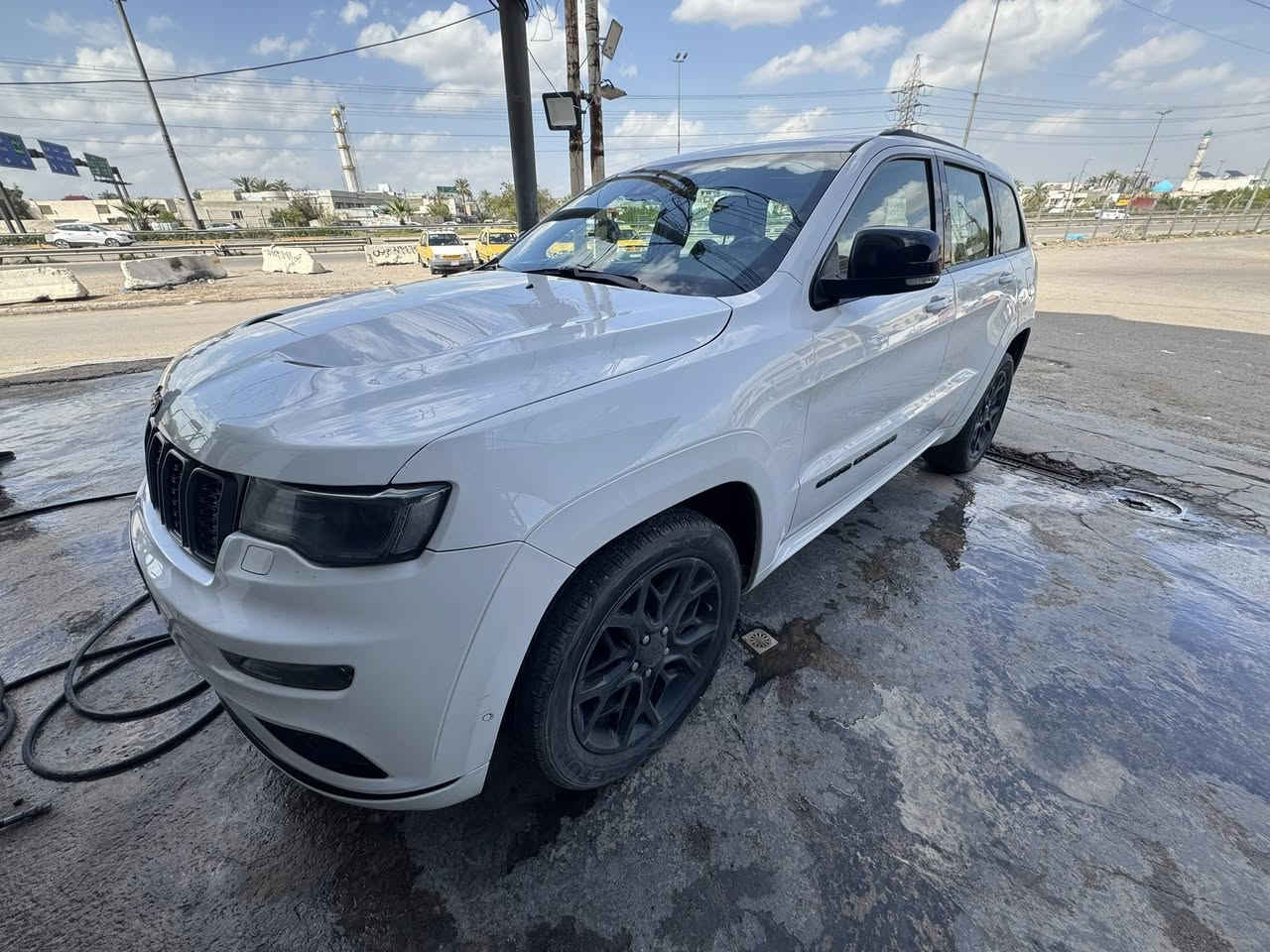 السلام عليكم 
للبيع فقط بسعر مناسب
جيب كراند شيروكي
الفئه  S
موديل 21
وكاله خليجيه
ماشيه 75 كيلو متر 
السياره مكفوله من الضرر والصبغ
بيه كم اصبغ بارد بالبيبان اليمين موضح بالسونار
داخليه احمرر 
السياره اعلى مواصفات بالجيب الخليجيه 1/1
رادار امامي وخلفي وجانبي
بانوراما
كامره دواره خلفيه
دبل اكزوز بلادي
السياره فور ويل 4X4
صندوك كهرباء
كشنات تدفئه وتبريد
محرك 3600 المرغوب 
ماوس وسطي
شاشه تاج 
استيرن كهرباء
كشنات كهرباء 
مري جانبيه كهرباء
زراك لايت
وبعد بيه مواصفات كثيره
ومعروف الS الخليجي بكواصفاته
السياره جاهزه بدون اي نقوصات
رقم بغداد الجدي د وهزه جديده
ومكان السياره بغداد
السعر ب325$ وبي مجال حك الجيه
واي استفسار اني حاضر

***********

***********

( محمد الصعب )
