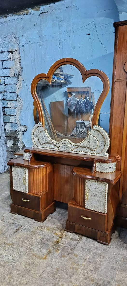 غرفة ٦باب صاج ملحق شغل ثقيل جدا نظيف توصي ظهر جمبر جاهزة السعر 700تواصل خاص ***********
