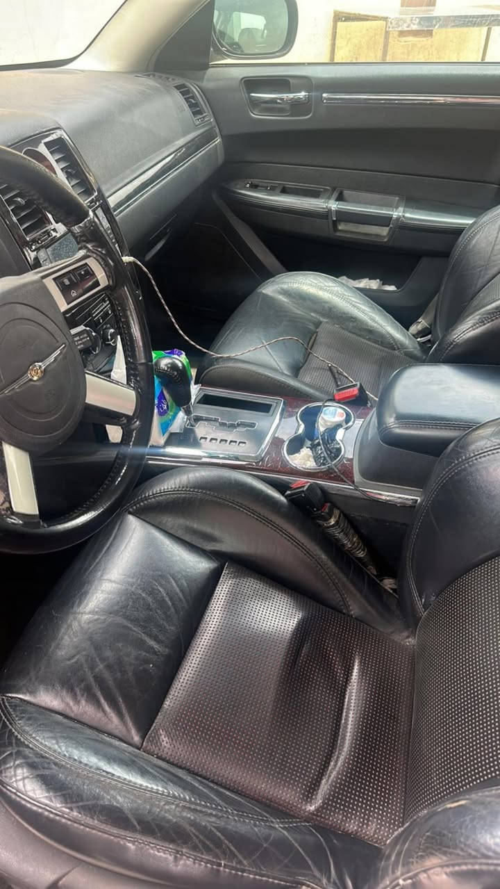 غرفة جلد اصلي اوباما( كشنات فقط امامي خلفي )
حضن فووول كرسي السايق والصدر تدفئة وتحكم بدون اي شك او فطر كلش جديده 
ملاحظة/ 
طرف السايق شك كلش صغير ويصلح باقي الغرفة كلش جديدة )
الله شاهد
 مكان كركوك 
  الف 650 
خاص ماجاوب 
للتواصل 
***********
