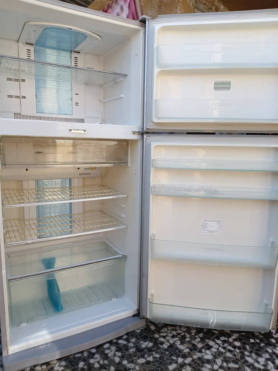 ثلاجه نضيفه أكبر حجم سعرها 250 طباخ شغال على الفحص سعر 125 مكان مدينه الصدر يوجد توصيل للاستفسار واتساب ***********
