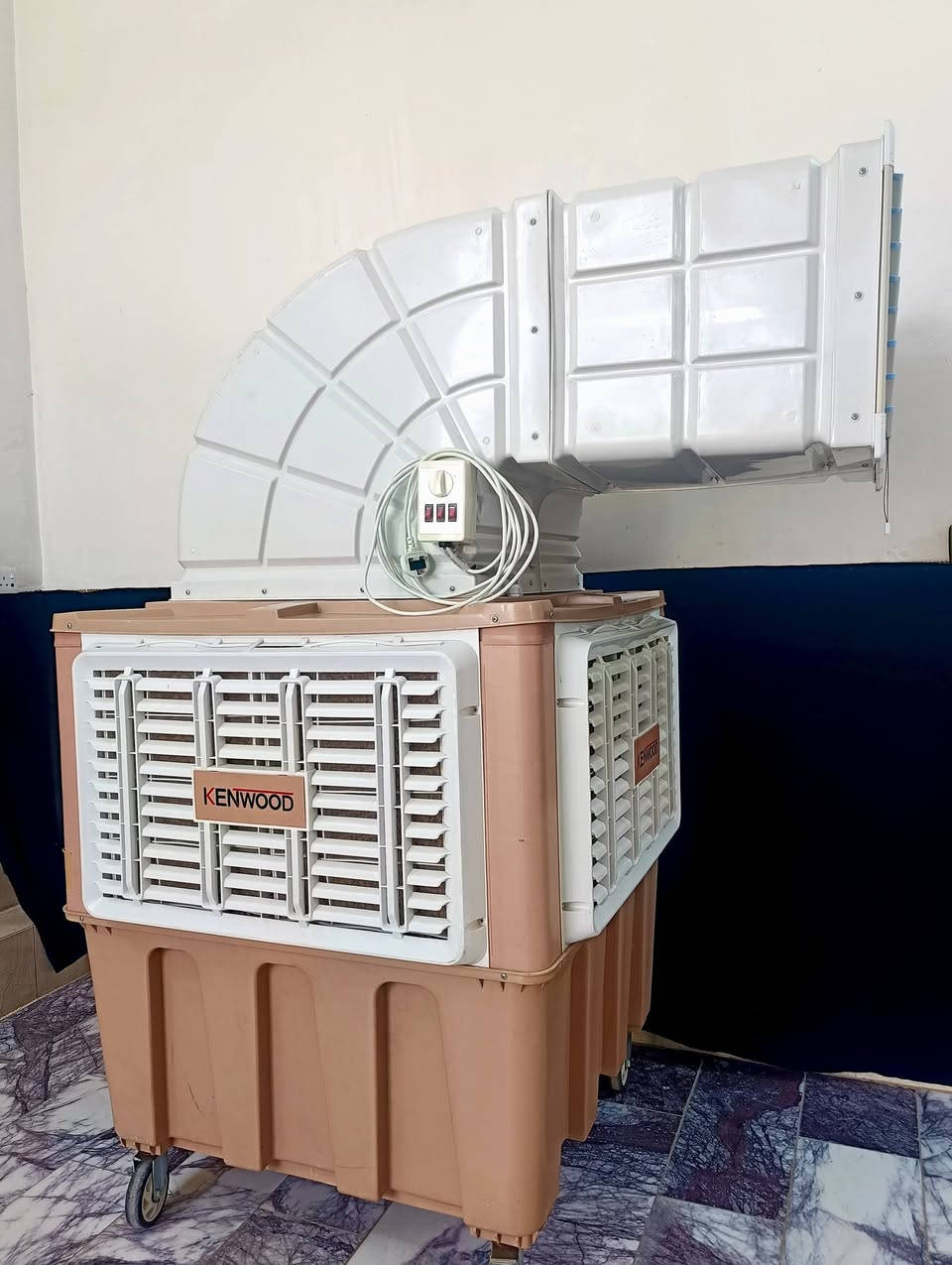 🛑 مبردة كينود (KENWOOD) عملاقة إنفيرتر للبيع 🛑
المبردة بحالة ممتازة جداً وشبه جديدة (استعمال قليل وفول نظافة الله شاهد).
📌 المواصفات والمميزات:
الماركة: كينود KENWOOD الأصلي (صناعة خاصة لشركة قصر النخبة).
التقنية: اقتصادية بنظام الإنفيرتر (Inverter Technology).
الماطور: نحاس 100% كبير مغلف من الخارج 
التبريد: دفع هواء قوي جداً وتبريد ثلج.
الفلاتر: تحتوي على فلاتر سيللوز كرتون (Cellulose Filter) لضمان هواء نقي ونظيف (Pure Air).
الأبعاد: الارتفاع متر و90 سنتيم (تقريباً 2 متر ) 
العرض من الجوانب الأربعة (متر مربع).
الحركة: تحتوي على 5 تايرات من الأسفل لسهولة التحريك والنقل.
- بلاستيك أصلي كامل مع سويتش تحكم خارجي
 ( 3 سرعات + تبريد واتر بم + موزع هواء).
عدنا صارلها أقل من سنتين وباقية بنظافتها لأن استخدامها قليل كلش (والصور تحكم).

السعر: 850،000 الف دينار عراقي 
واسط _ النعمانية 
للتواصل والاستفسار: [ *********** ] أو راسلني خاص.

