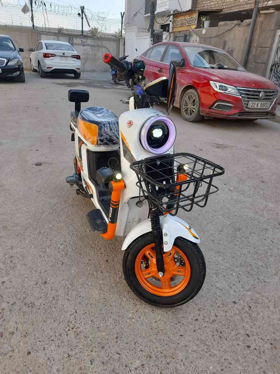 السلام عليكم للبيع دراجه اكس 900 خمس بطاريات سستم سماعات مثبت سرعه اربع نمر لايت زنون عالي ناصي هورن اشاير يمنه يسره ورباعي بصمه وسويج موديل 26 سعر 365 وبيها مجال مكاني بغداد البلديات ***********
