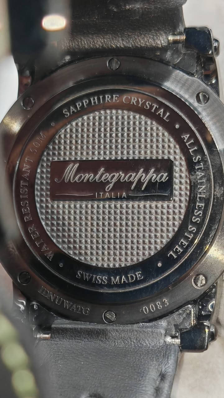 إعلان بيع ساعة Montegrappa (أصلي 100%)
​العنوان: لمحبي الفخامة والتميز.. ساعة Montegrappa السويسرية الأصلية (زيرو)
​للبيع ساعة Montegrappa العالمية، قطعة فنية تجمع بين الأناقة الإيطالية والدقة السويسرية. الساعة بحالة "زيرو" (جديدة تماماً)، لم تُستخدم نهائياً، ومعها كامل ملحقاتها الأصلية (العلبة والكتالوجات).
​مواصفات الساعة:
​الماركة: Montegrappa (ماركة إيطالية فاخرة وعريقة).
​نوع الحركة (المكينة): تعمل بمكينة كوارتز (Quartz) سويسرية دقيقة وموثوقة (Swiss Made)، لضمان الأداء العالي والدقة في ضبط الوقت مع سهولة الصيانة.
​التصميم: تصميم عصري وجذاب بميناء أسود ذو نقوش أفقية، مع لمسات باللون الأخضر الفاقع على المؤشرات والعقارب تعطيها طابعاً رياضياً فخماً.
​القياسات:
​قطر الساعة: 44mm (بدون التاج)، قياس مثالي ومميز لمحبي الساعات ذات الحضور القوي.
​عرض الحزام: 22mm (قياس قياسي يعطي توازناً ممتازاً مع حجم الساعة).
​المواد: مصنعة من الستانلس ستيل المقاوم للصدأ عالي الجودة، مع زجاج من الياقوت (Sapphire Crystal) المقاوم للخدش.
​المميزات الإضافية: نافذة لعرض التاريخ عند موقع الساعة الثالثة، وعداد ثوانٍ صغير (Sub-dial) يضيف لمسة ميكانيكية كلاسيكية.
​الحزام: حزام جلدي طبيعي أصلي بلون أسود مع خياطة خضراء متناسقة مع تفاصيل الساعة.
​لماذا هذه الساعة خيارك الأفضل؟
​الحالة: جديدة "زيرو" غير مستخدمة نهائياً.
​الأصالة: الملحقات والعلبة الأصلية متوفرة بالكامل لضمان أصالة القطعة.
السعر خاص يوجد توصيل لجميع المحافظات.


**إذا كنت صاحب هذا الإعلان وتريد حذفه لأي سبب، رجاءا أرسل رسالة إلى الدعم الفني**
