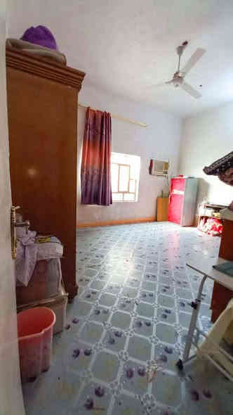 بيت طابو صرف على شارع تجاري في خور الزبير مساحته 250 وبي  مساحه كبيره امام البيت يصلح بيها مشروع البيت بي ثلاث غرف نوم وصاله كبيره وهول وديوانيه ومطبخ وحمامات داخليه وخارجيه سعر البيت اريده 130 مليون وبي مجال علما بناء جديد استفسار اكثر اتصل على صاحب البيت ***********
