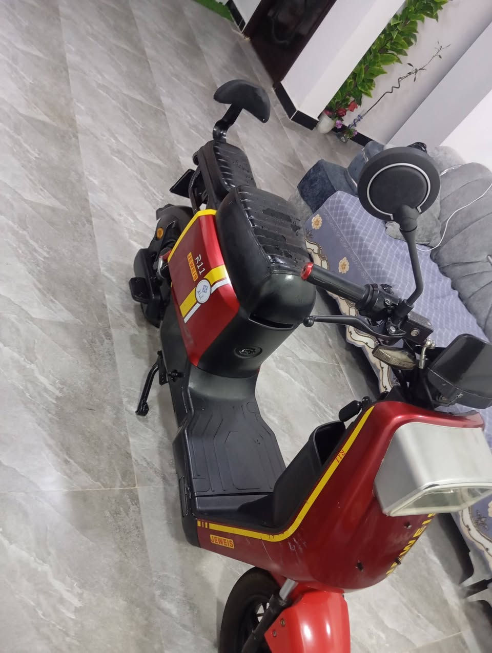 سلام عليكم دراجه R11 للبيع دراجه جديده موديل 2025 بطاريات جدد حجم 20 انبير 5 بطاريات دبل كهربائيات كله شغاله لايت عالي ناصي بلوتوث نظام سرقه بصمه وسويج سعر 350 مكان البصره ابو الخصيب الاتصال ***********

