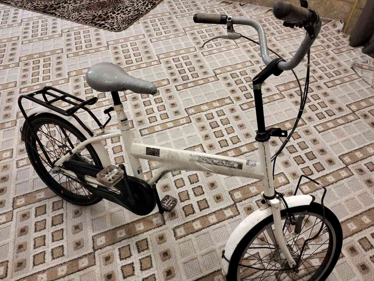 السلام عليكم بايسكل تكسي حجم 24 گير وعگرب وحساس ياباني اصلي السعر 70 وبي مجال بغداد المشتل رقم الهاتف ***********
