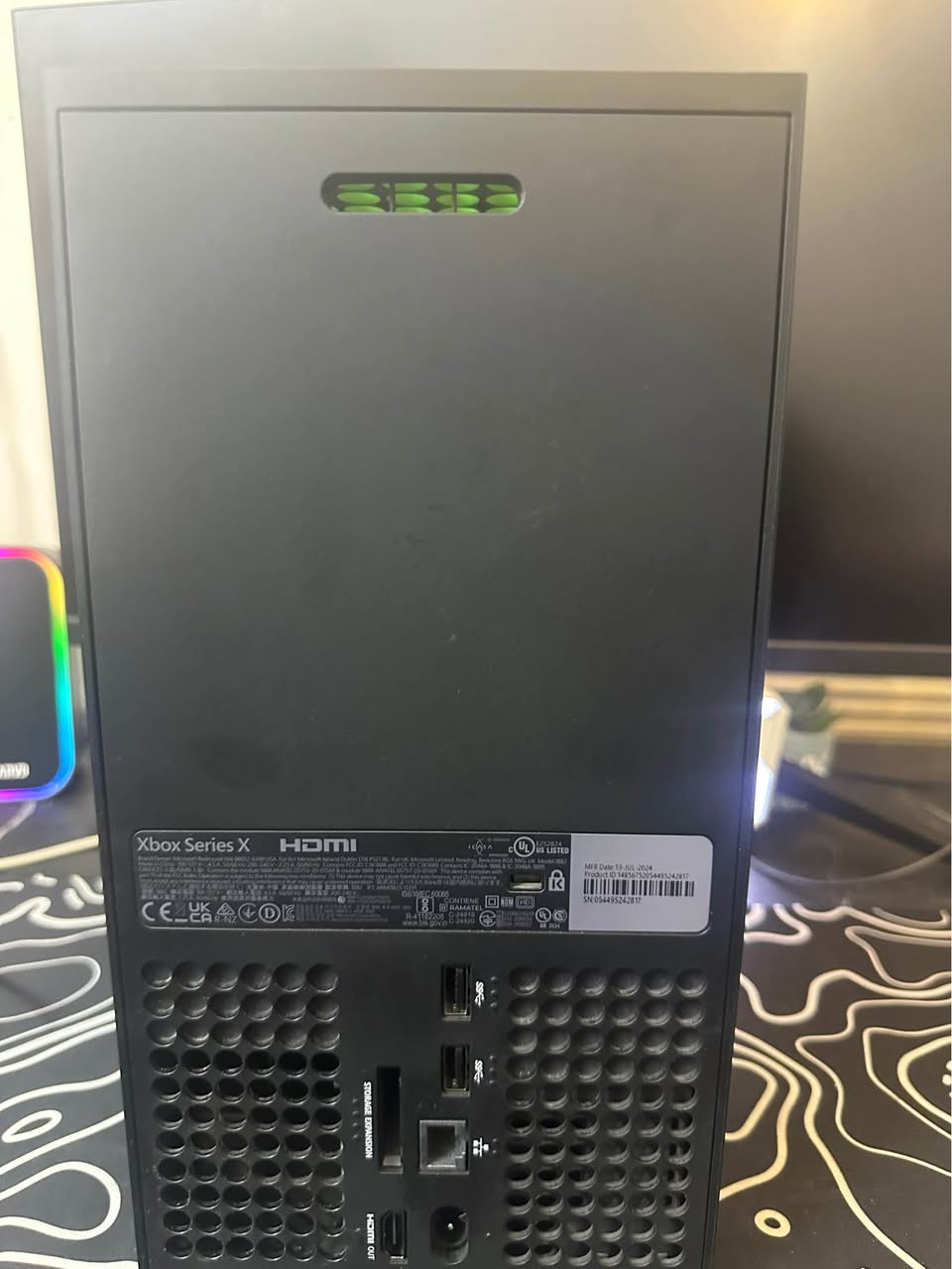 السلام عليكم، 
جهاز إكسبوكس سيريس إكس (Xbox Series X) نسخة الأقراص للبيع بحالة الوكالة ونظيف جداً 100%، والجهاز بكامل ملحقاته المميزة.
🎮 الملحقات كاملة وتشمل:
1. الكارتون الأصلي النظيف للجهاز.
2. يد التحكم الأصلية لشركة مايكروسوفت (باللون الأسود).
3. يد تحكم احترافية GameSir G7 SE (باللون الأبيض - مقاومة للـ Drift واستجابة سريعة جداً بالشوتر).
4. قاعدة تبريد مخصصة للجهاز مع شاحن بطاريات عدد 2.
5. هارد خارجي بمساحة 500GB إضافية لتخزين الألعاب.
6. قطعة محول LeadJoy المخصصة لتشغيل الماوس والكيبورد (تدعم جميع الألعاب).
7. قرص FIFA هدية قادمة مع الباكيج.
💰 السعر: 850,000 دينار عراقي (قابل للتفاوض البسيط للجادين).
📍 المكان: بغداد 
📞 رقم الهاتف: *********** (متوفر واتساب للاستفسار الجاد بغداد, العراق
