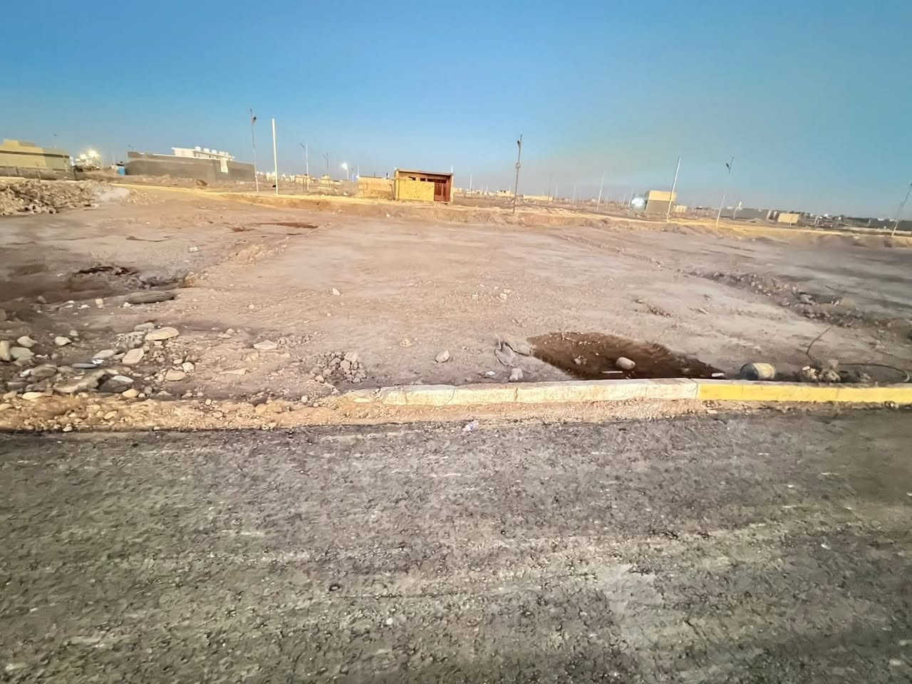 السلام  عليكم قطعه ارض زراعي سند 25 مساحه 200متر اول شارع بالزراعي جهةاليمين (بداية منطقة الزراعي) عله شارع تبليط عرض10متر مع كافه الخدمات مي ومجاري وكهرباء وطني وانترنت ضوئي ومولد سحب مع صونده مي داخل القطعه  قرب الشارع العام مدفونه +سبيس+حدل عنوان القطعه بوب الشام خلف هزه مرور الحسينيه  للاستفسار علا هاذه الرقم***********
