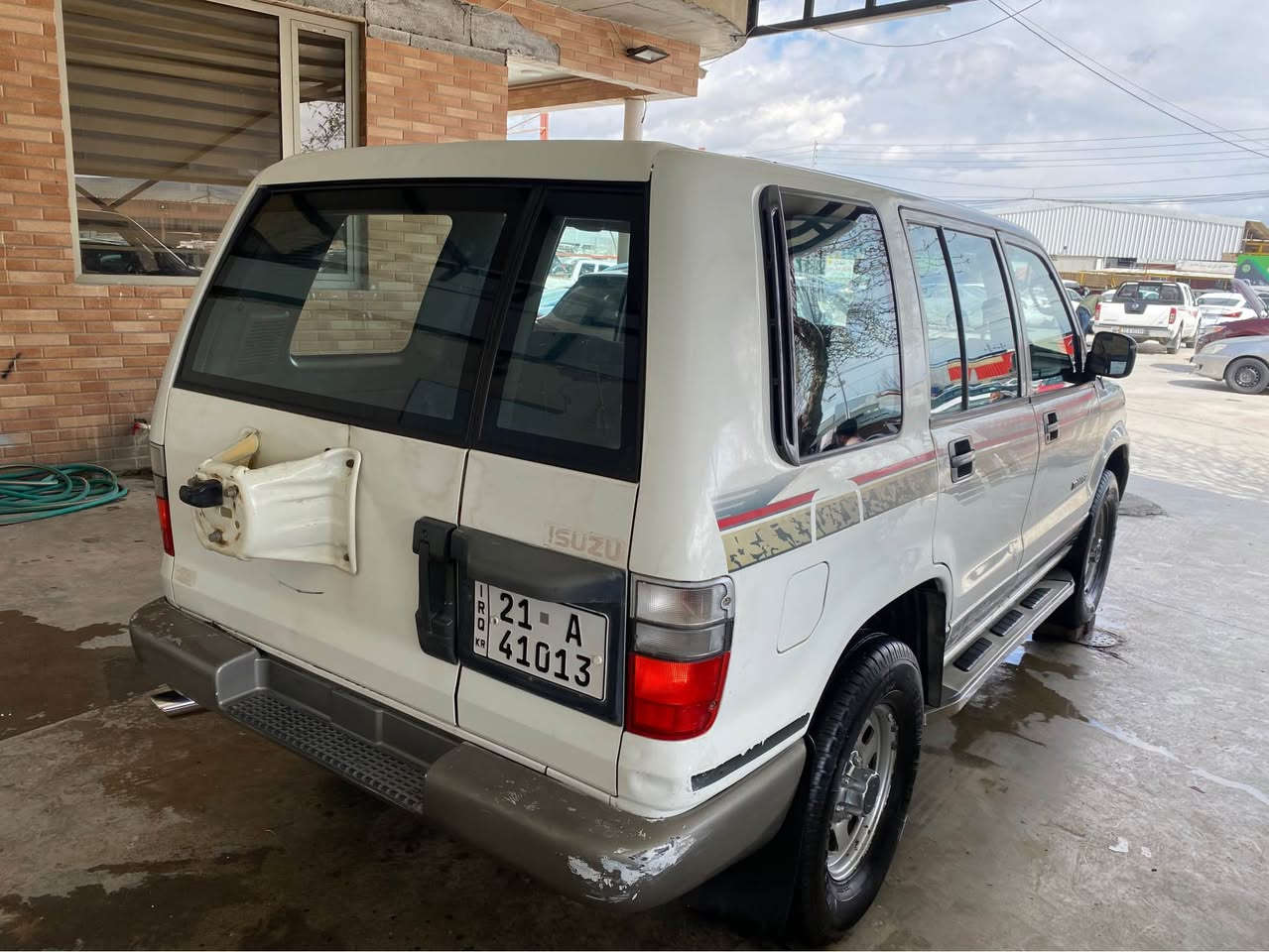 ئەسۆزۆ مۆدێل ٢٠٠٠ گێڕ عادی دەبڵ ئەکس گێڕ و مەکینە و تەقەو ڕەقەی بەشەرت دەبڵ ئەکسل و کارەبای بەشرتە یەک دینار مەسرەفی نیە هەموو گیانی بیلادە و هیچ شوێنی نەگۆڕاوە و چرکەی تیا نیە چوار تایەیەی لۆکی لە ژێرایە و سەنەوی و ڕەقەمی تازەیە . (***********) واتس ئەبی لەسەرە . السليمانية, العراق
