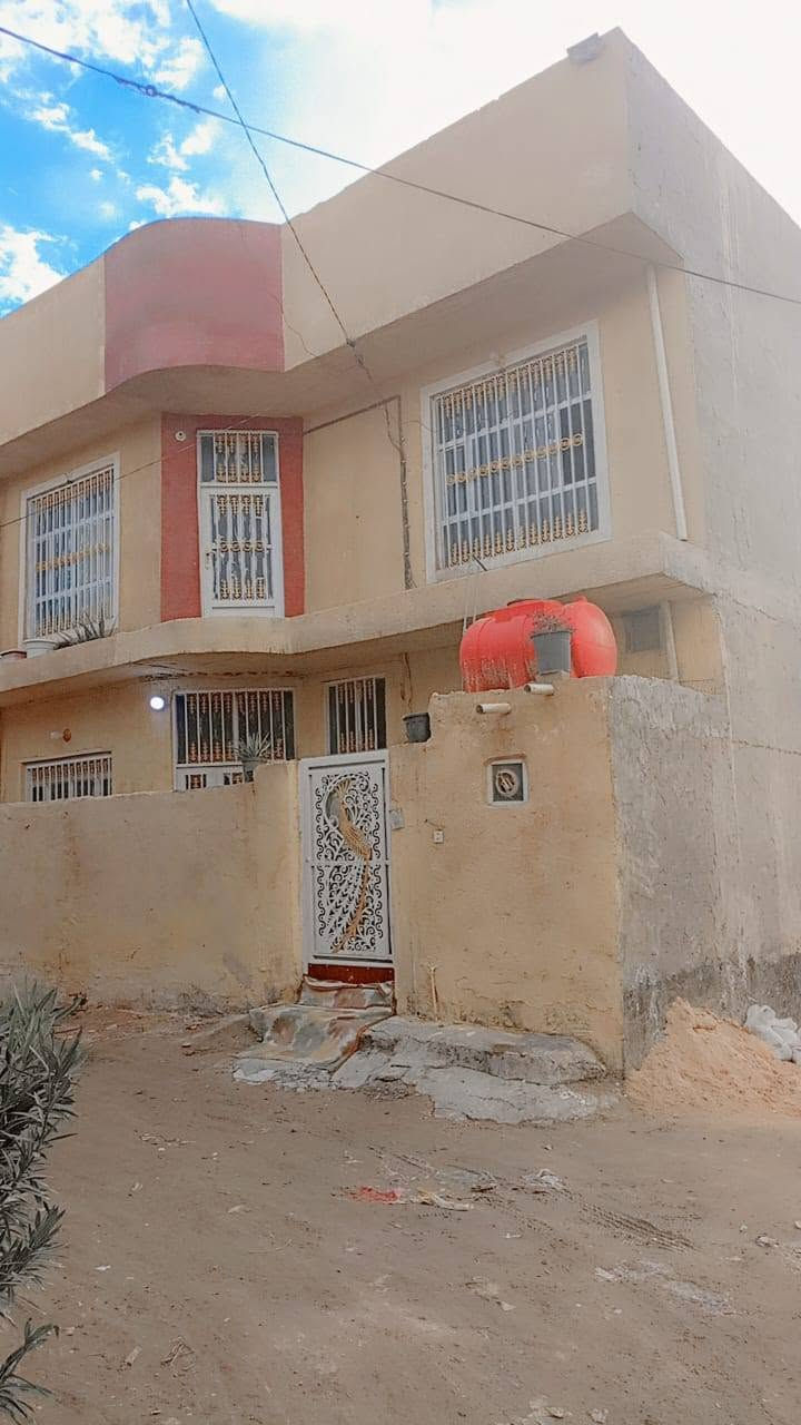 السلام عليكم عندي بيت للبيع مساحه 100 م 10*10 ركن طابقين طابو زراعي سند 25 
الموقع حله مرانه قرب جسر بته السعر 110 وبي مجال لاستفسار 
***********
