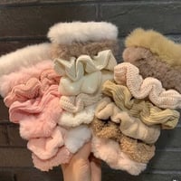 كيترات شعر على شكل كارت كل كارت يجي بي ٧ قطع  السعر الف ونص وبألوان مخ...