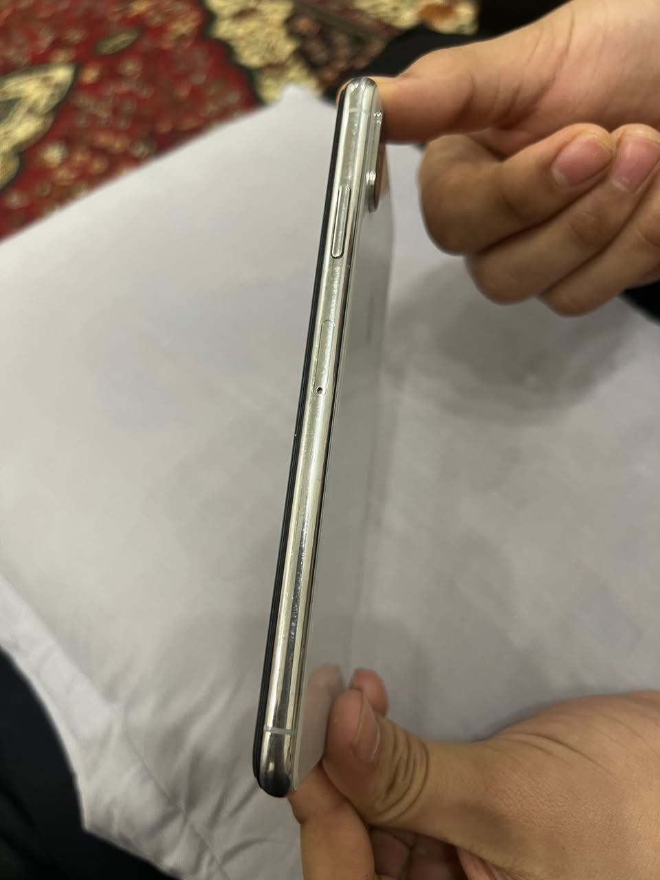 سلام عليكم ايفون اكس ماكس للبيع 
بطارية:83 GB
 جهاز برغي ممفتوح بي جان متروك وهسه اريد ابيعة وسعره (390)الي يريده يتصل بيه او يراسلني خاص وهذه رقمي :***********
