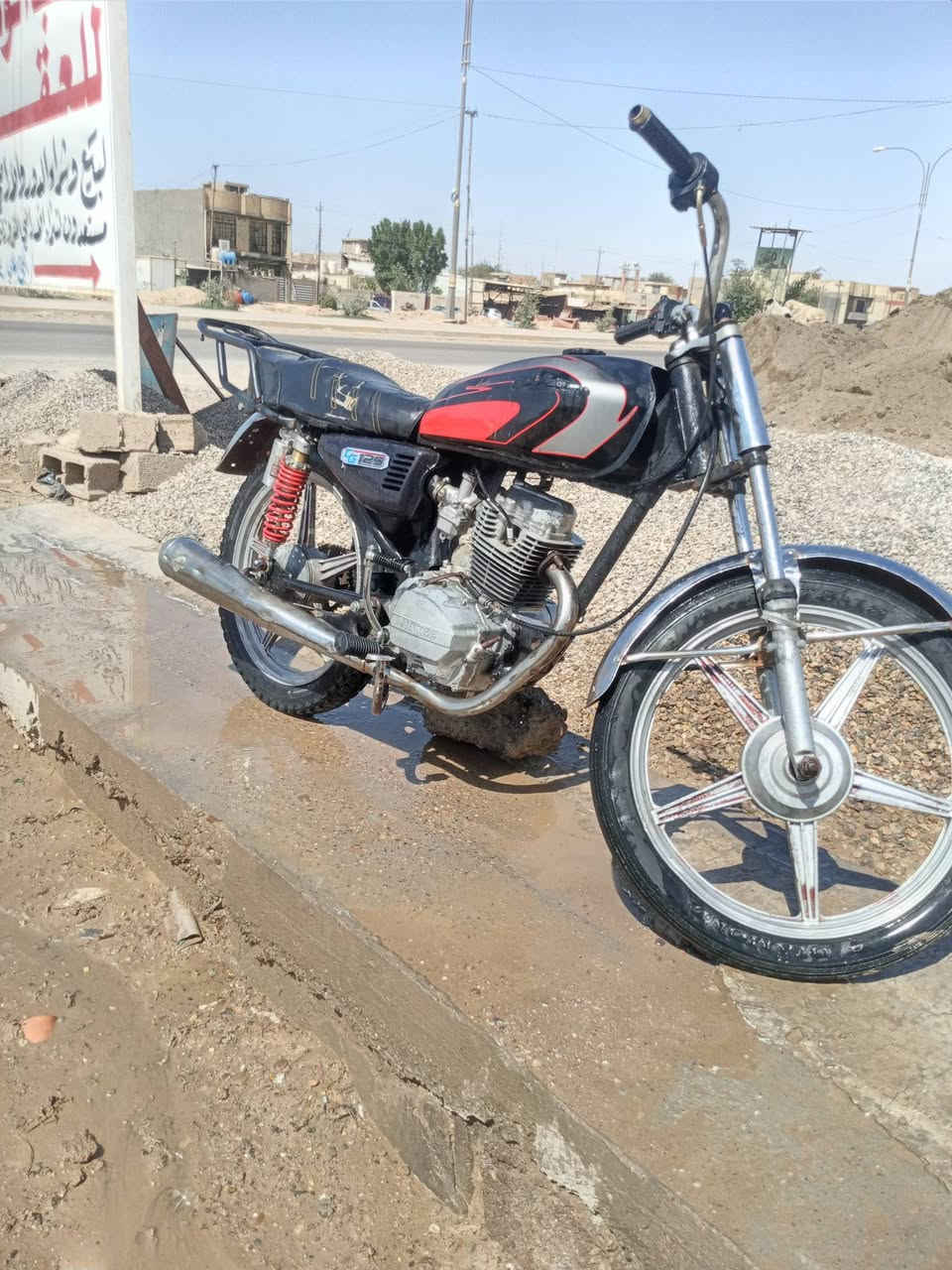 السلام عليكم للبيع دراجه ٥ كير كلك مكاني النهروان الشمري السعر ٢٠٠ وبيهه مجال رقم الهاتف ***********

