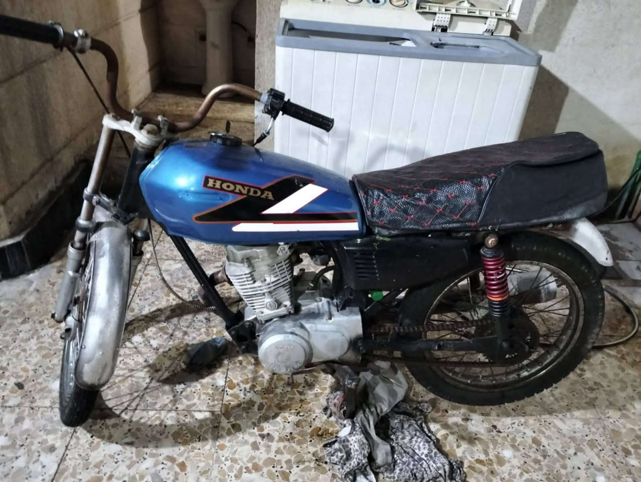 ايراني للبيع دراجه شوفت عينك كلشي ما بيه شلعه و معدل (كلك) مكاني حيانيه رايدها ب 250 و بيه مجال بسيط لمو شراي لا يراسل ***********
