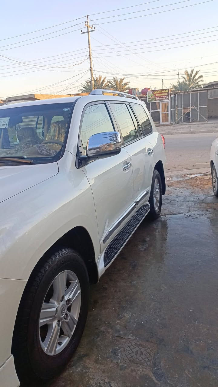 السلام عليكم اخوتي الاندكروز 2014 فطيم  6سلندر 
مابيه صبغ بيه تكحيلات بسيطه ابيع بدون مراوس تواصل رقم الهاتف ***********
