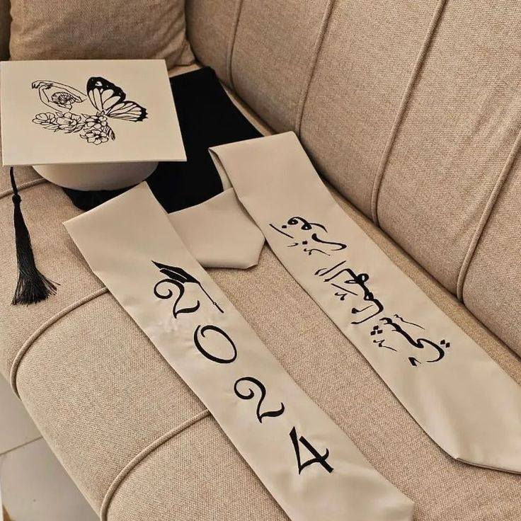 هيبة التخرج تليق بيك! 🎓✨
لأنها لحظة العمر، صممنا لك بكج التخرج الجامعي اللي يكمل فرحتك بأناقة:
✅ وشاح تخرج قماش فاخر.
✅ قبعة تخرج (كلاه) مريحة وراقية.
✅ طباعة الاسم أو اللقب مجاناً.
✅ توصيل مجاني لباب البيت أو الكلية.
💰 كل هذا بـ 20 ألف دينار بس!
تميز بصورك وخلي ذكرى تخرجك غير.


**إذا كنت صاحب هذا الإعلان وتريد حذفه لأي سبب، رجاءا أرسل رسالة إلى الدعم الفني**