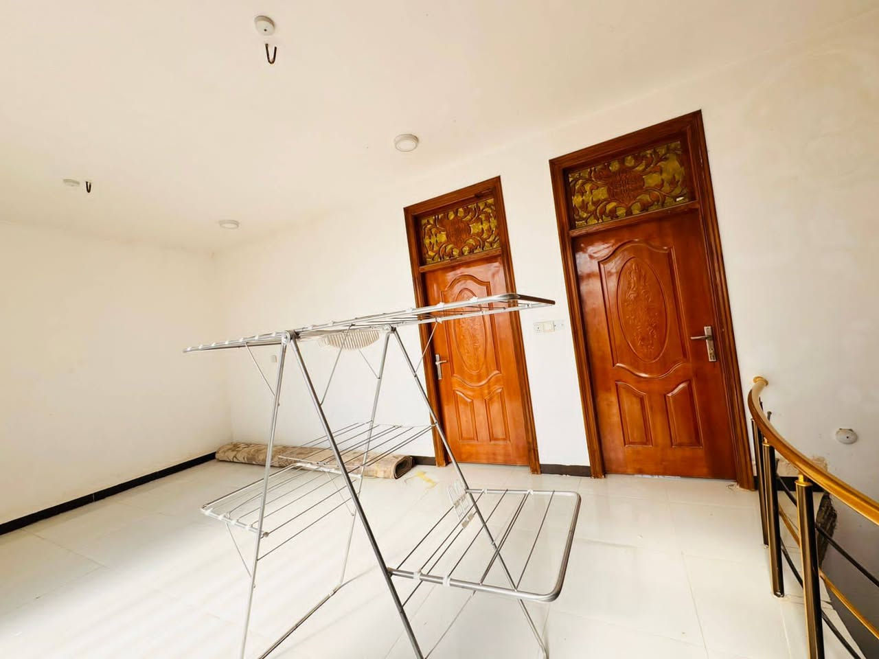 دار للبيع
 الموقع الجمجمه مقابل الجبل
تبليط بناء حديث المساحه ١٩٠م طابو زراعي
 الواجهه ٩.٥ نزال ٢٠
يتكون من طابقين الطابق الاول غرفتين نوم استقبال كلدور مطبخ مجمع صحيات صحيات خارجيه
الطابق الثاني غرفة نوم هول
السعر خاص او اتصال
***********
نستقبل كافة العروض التجاريه والسكنيه
